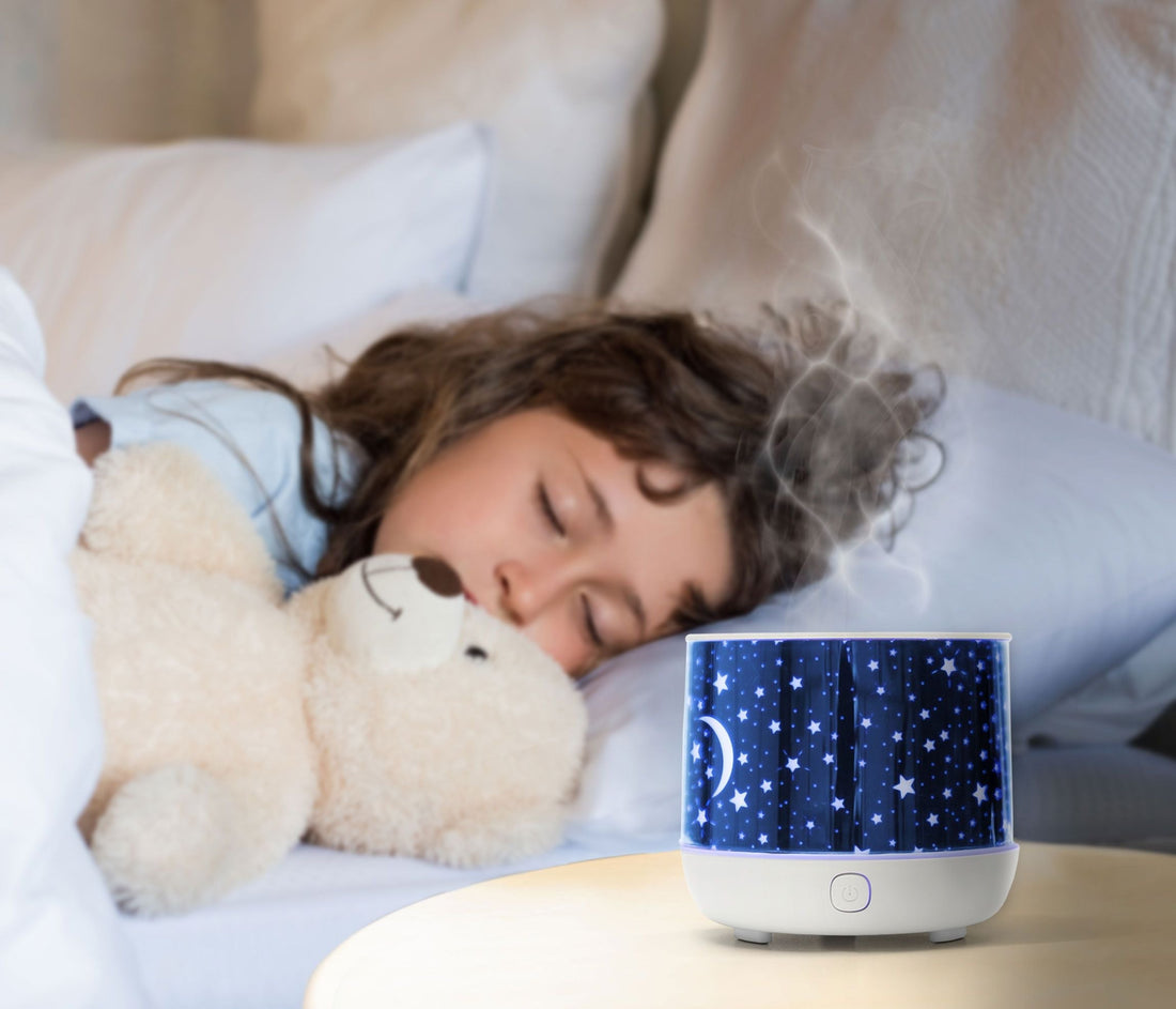 aromatherapieverstuiver op nachtkastje met slapend kind