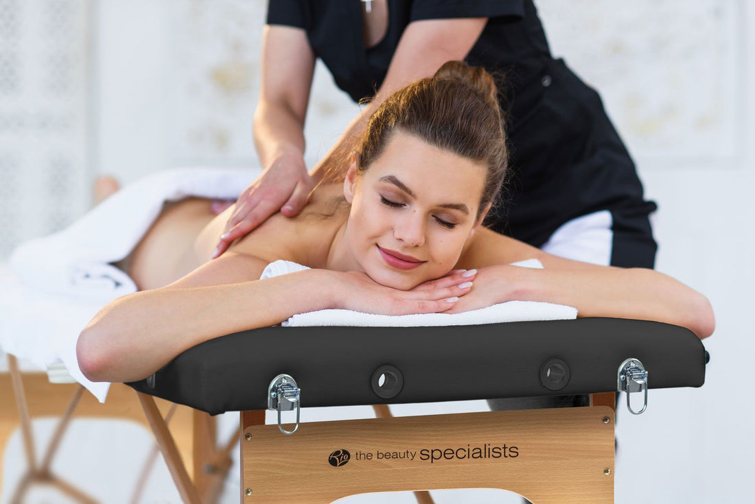 Vrouwen die massage krijgen op de Rio-massagetafel in een professionele omgeving