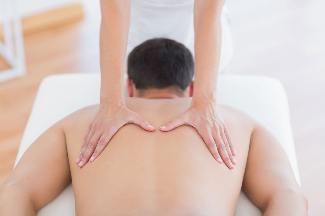 Persoon die wordt gemasseerd op een massagetafel
